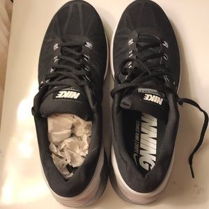 New black mens Nike sports shoes